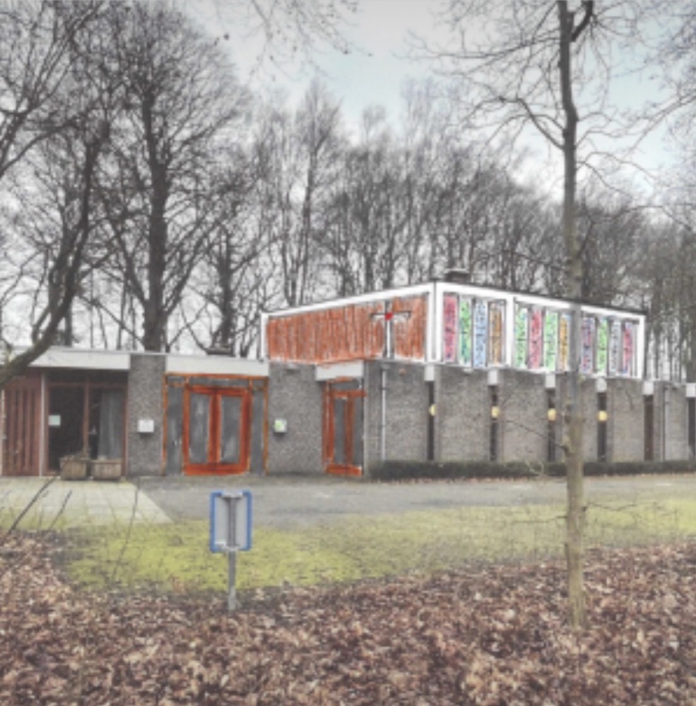 Kerk De Koningshof met de gekleurde glas-in-loodramen